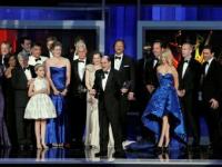 Продюсер сериала "Безумцы" (в центре) получает "Эмми". Фото &copy;AP