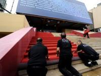 Подготовка "красной дорожки" фестиваля. Фото &copy;AFP