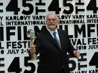 Никита Михалков со своим "Хрустальным глобусом". Фото &copy;AFP